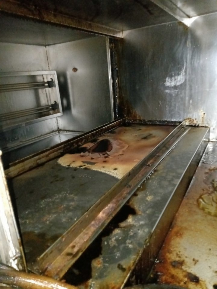 特惠油烟机清洗，厨房洁净如新，烹饪更享清新与宁静 - 清洗前 - 郑州天得一国家一级资质团队作业实拍