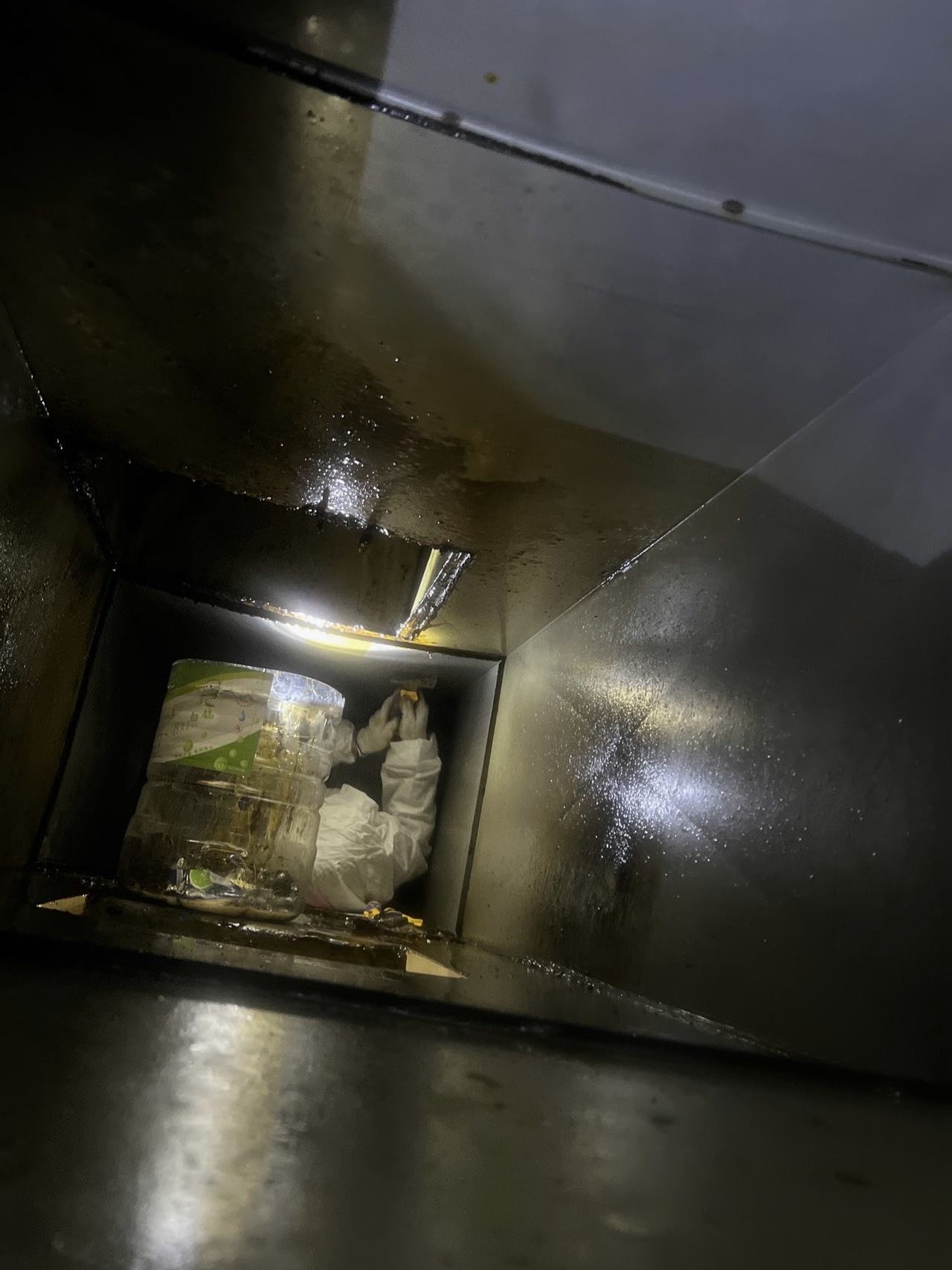 油烟机清洗新风尚，厨房空气焕然一新，烹饪更添清新活力 - 清洗前 - 郑州天得一国家一级资质团队作业实拍