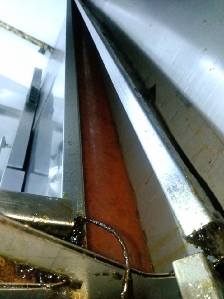 大型油烟机清洗，专业团队，带给您安心可靠的清洁效果。 - 清洗前 - 郑州天得一国家一级资质团队作业实拍