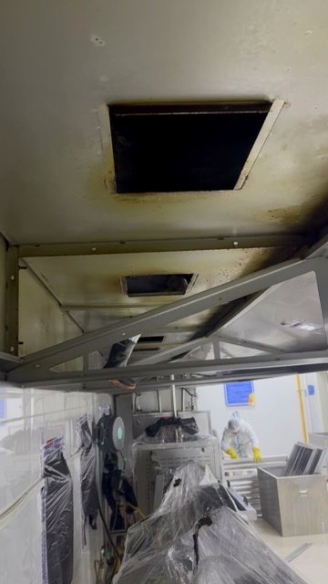 大型油烟机清洗，用实际行动诠释专业精神。 - 清洗前 - 郑州天得一国家一级资质团队作业实拍