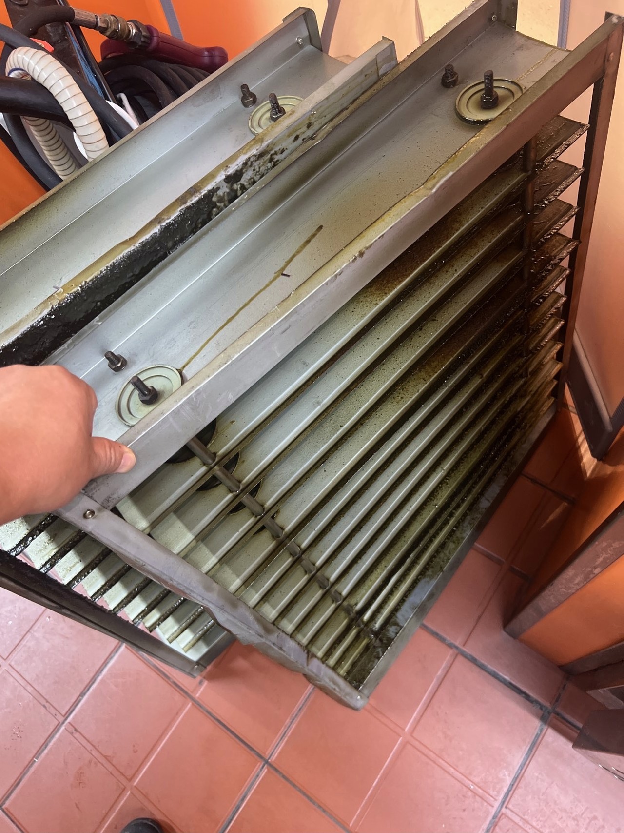 诚信经营的大型油烟机清洗，做您值得信赖的长期合作伙伴。 - 清洗前 - 郑州天得一国家一级资质团队作业实拍