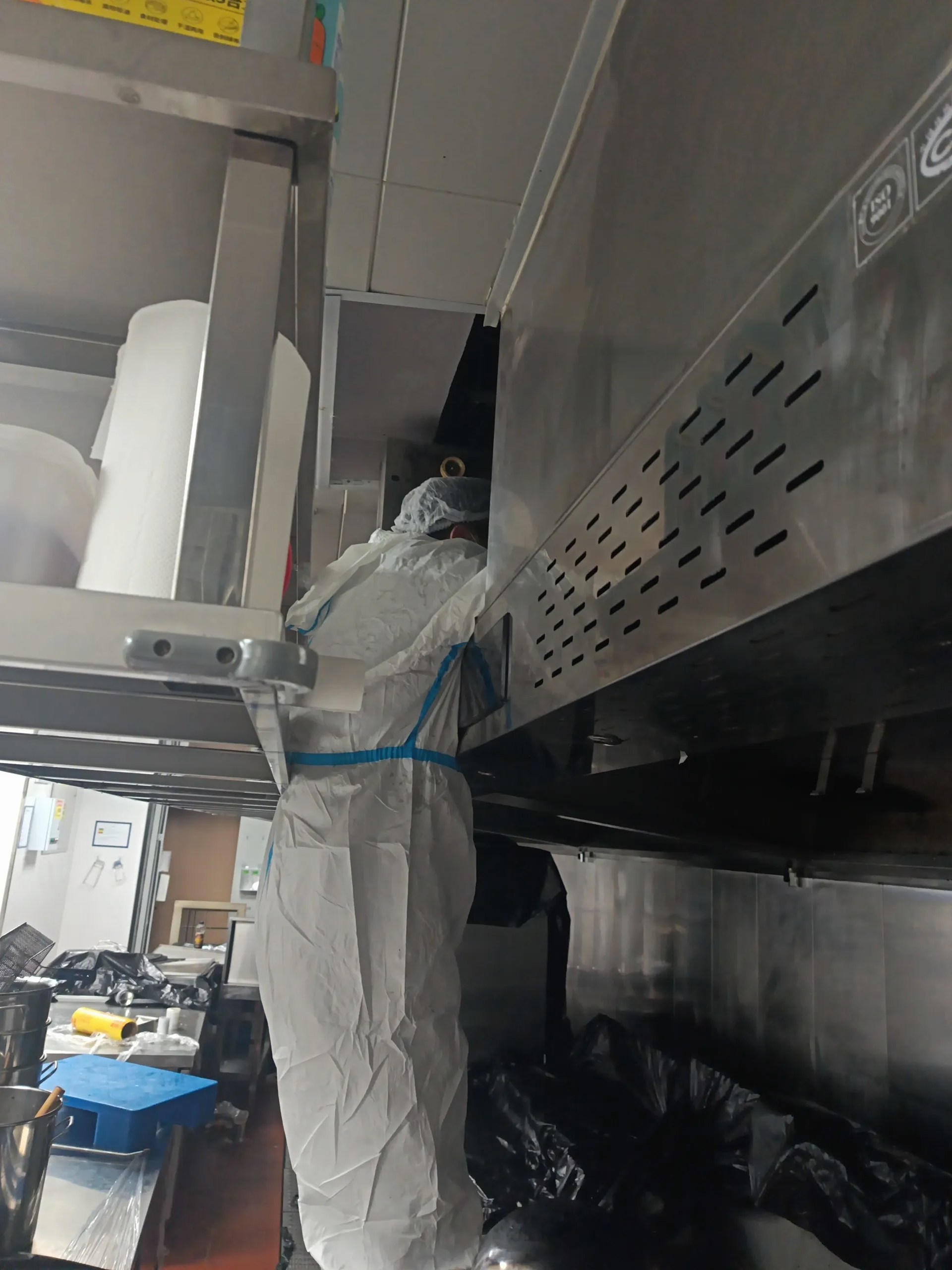  食品安全级大型油烟机清洗，选用优质清洁剂，保护员工与顾客健康。 - 清洗前 - 郑州天得一国家一级资质团队作业实拍