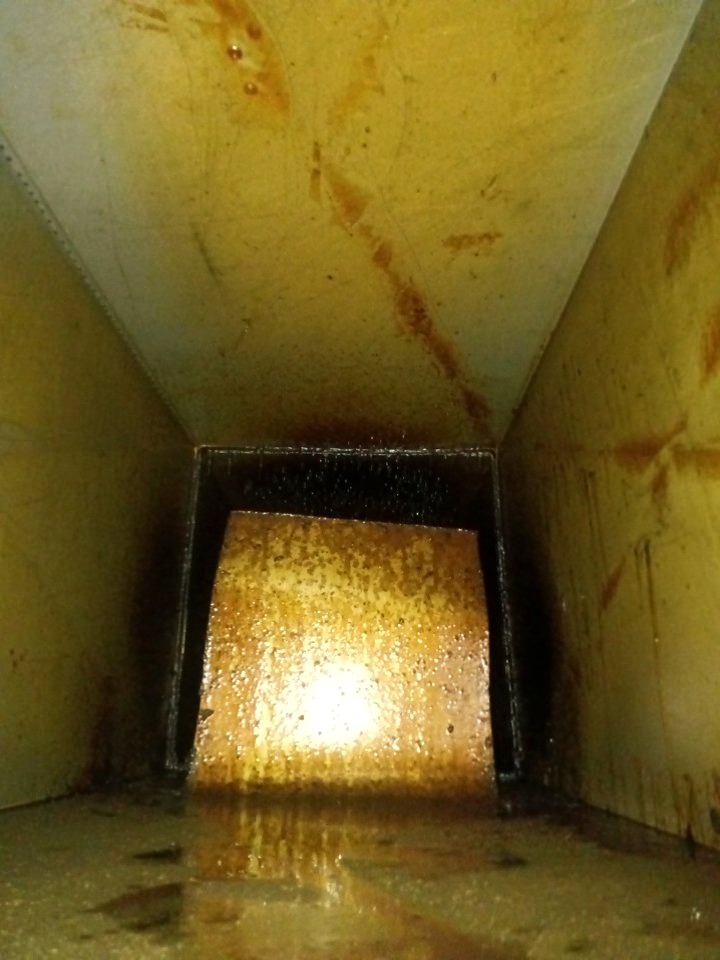  预防问题的大型油烟机清洗，定期保养，避免故障发生，延长使用寿命。 - 清洗前 - 郑州天得一国家一级资质团队作业实拍