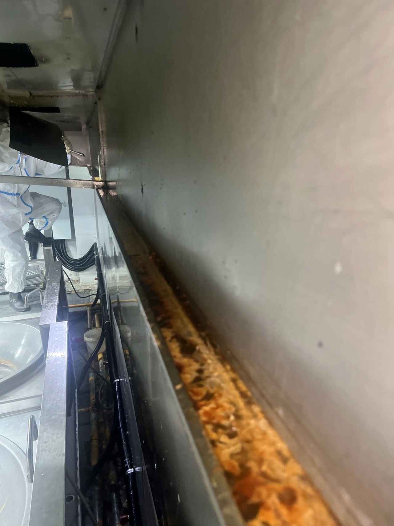 注重细节的大型油烟机清洗，提供全方位清洁服务，让客户省心。 - 清洗前 - 郑州天得一国家一级资质团队作业实拍