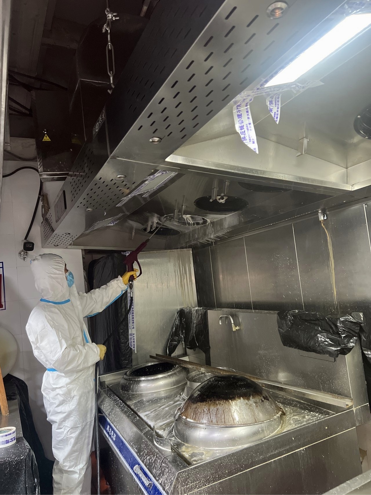  先进技术加持的大型油烟机清洗，提高清洁效率，确保效果持久。 - 清洗前 - 郑州天得一国家一级资质团队作业实拍
