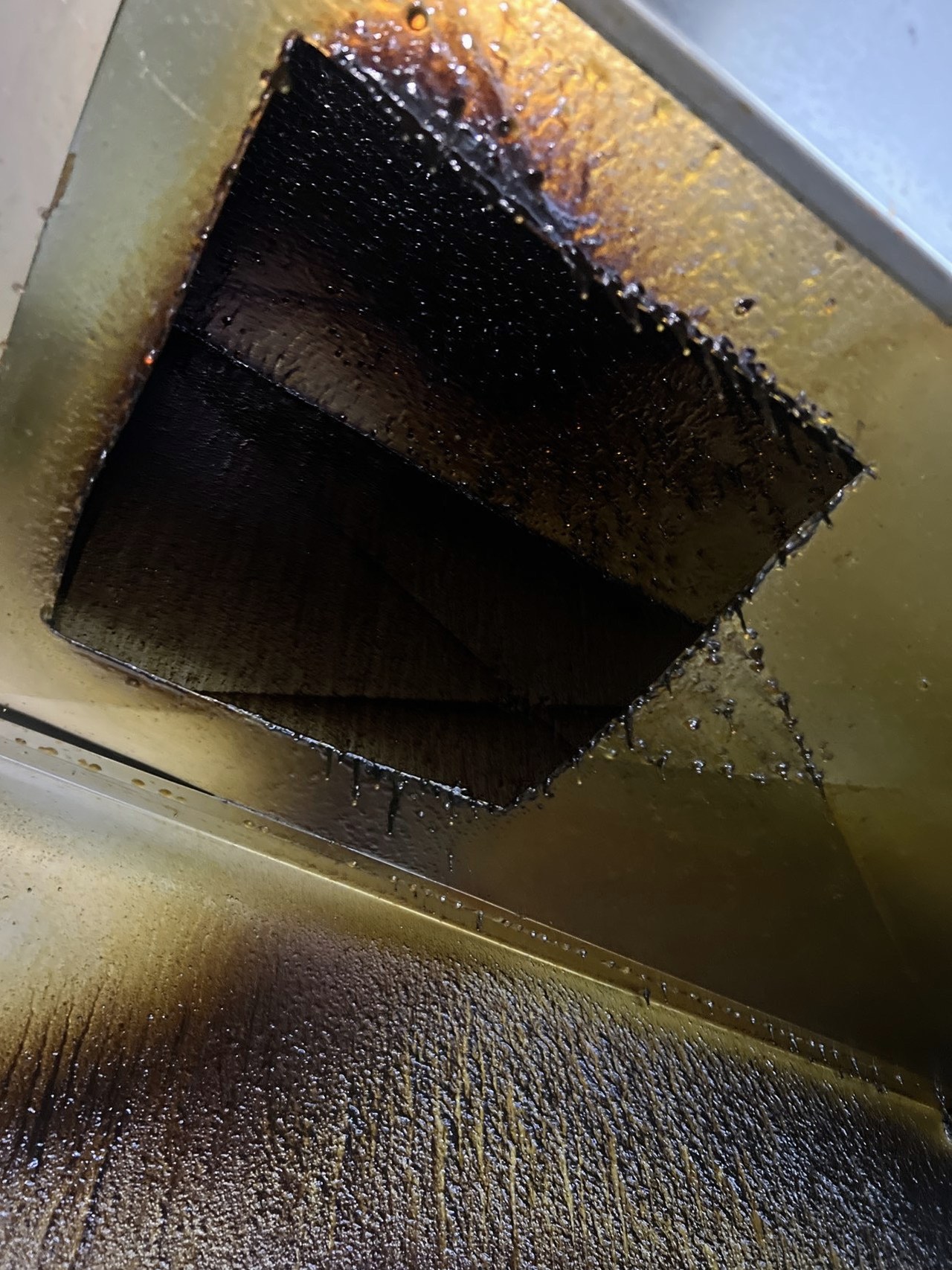 .经验丰富且专业的大型油烟机清洗，提供优质服务，赢得客户信赖。 - 清洗前 - 郑州天得一国家一级资质团队作业实拍