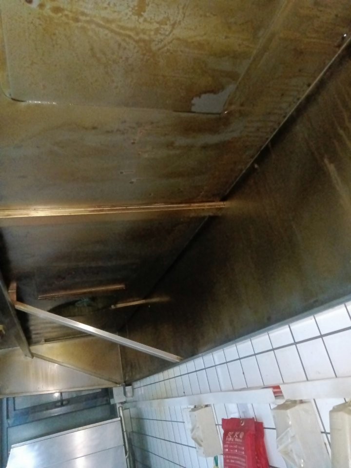  高端大型油烟机清洗，提供高效、专业的商用厨房清洁解决方案。 - 清洗前 - 郑州天得一国家一级资质团队作业实拍