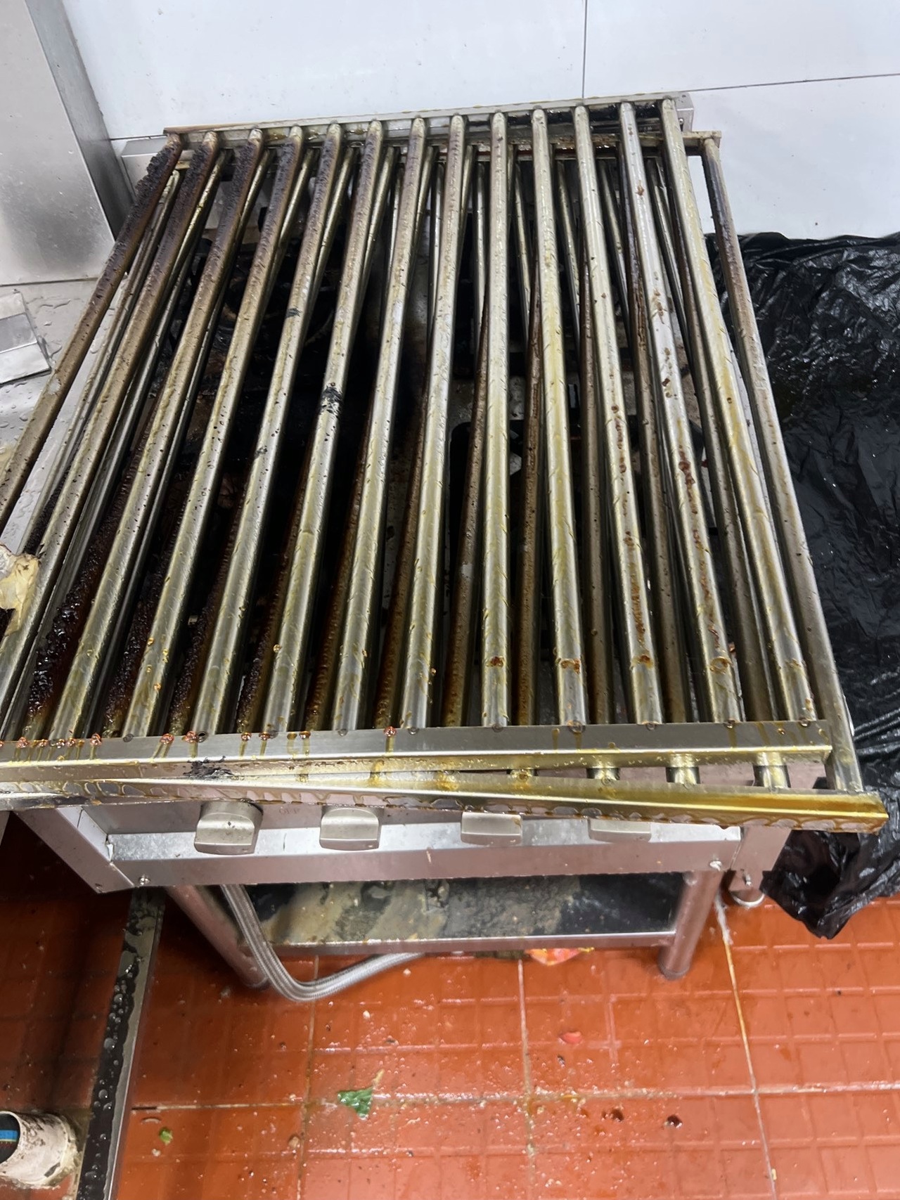 定期维护大型油烟机清洗，延长设备寿命，提升工作效率和安全性。 - 清洗前 - 郑州天得一国家一级资质团队作业实拍