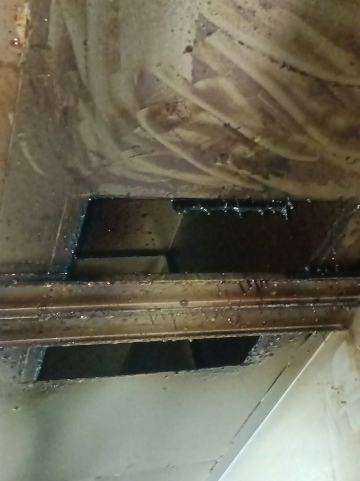 环保大型油烟机清洗，采用绿色材料保证健康安全，清除顽固油污。 - 清洗前 - 郑州天得一国家一级资质团队作业实拍