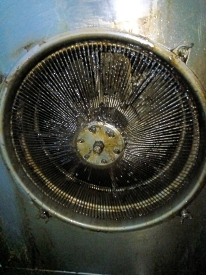 全面大型油烟机清洗，快速响应，为您的企业节省时间和成本。 - 清洗前 - 郑州天得一国家一级资质团队作业实拍