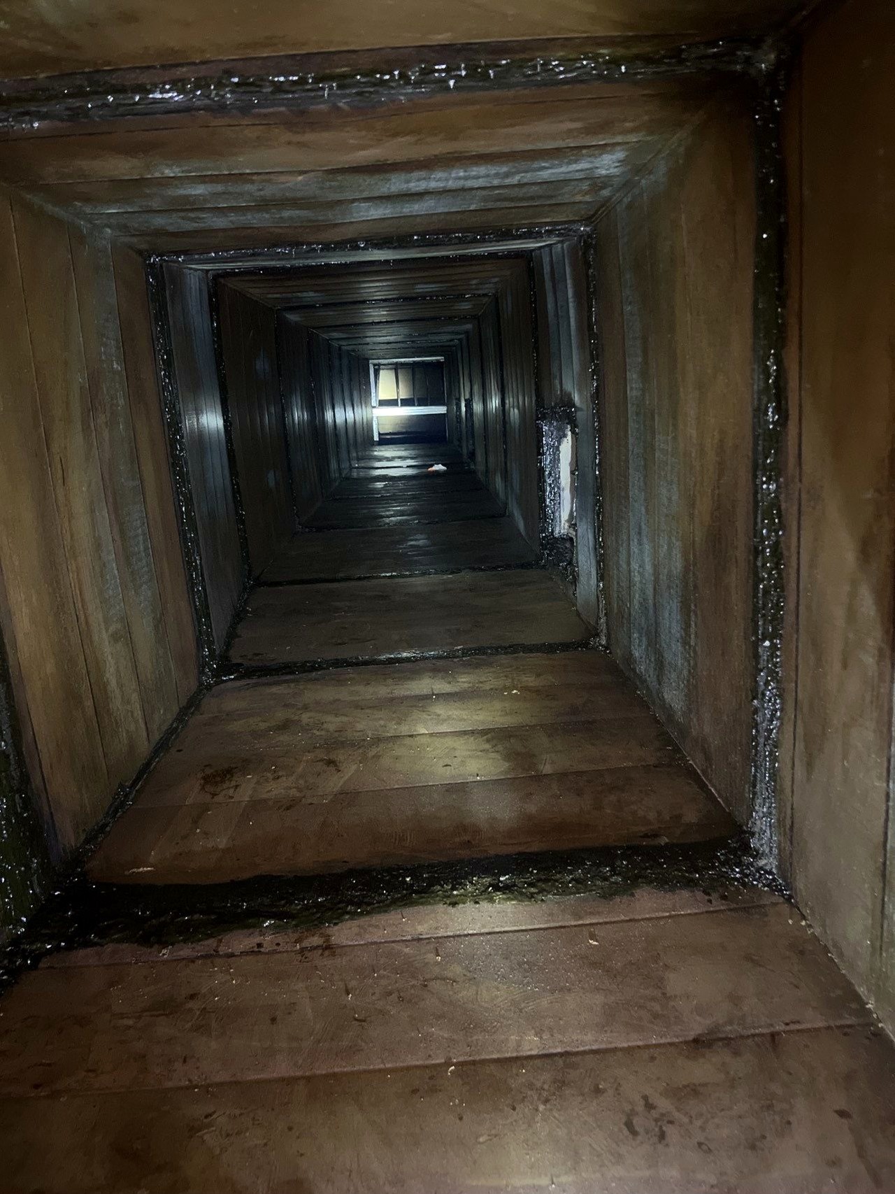 大型油烟机彻底清洗，诚信经营，做您值得信赖的合作伙伴。 - 清洗前 - 郑州天得一国家一级资质团队作业实拍