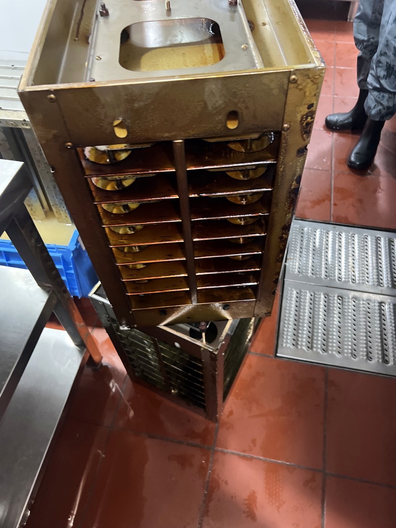  大型油烟机清洗，专业团队，快速解决油污难题。 - 清洗前 - 郑州天得一国家一级资质团队作业实拍