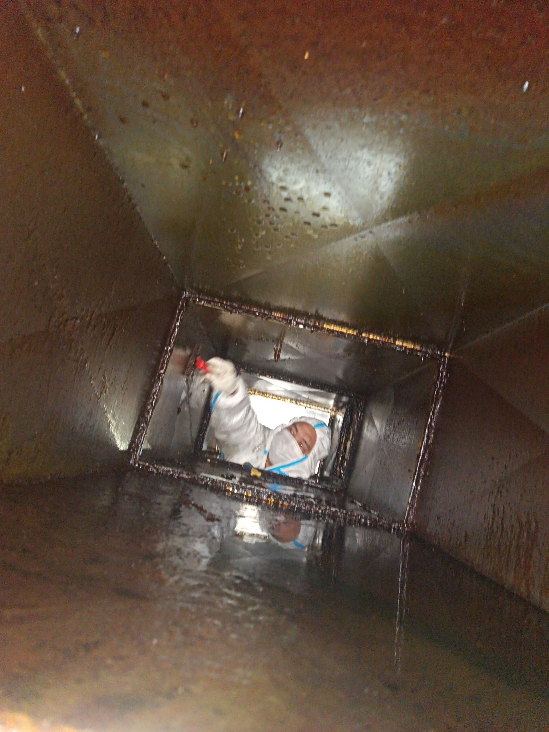 专业大型油烟机清洗，为客户提供定制化服务方案。 - 清洗前 - 郑州天得一国家一级资质团队作业实拍