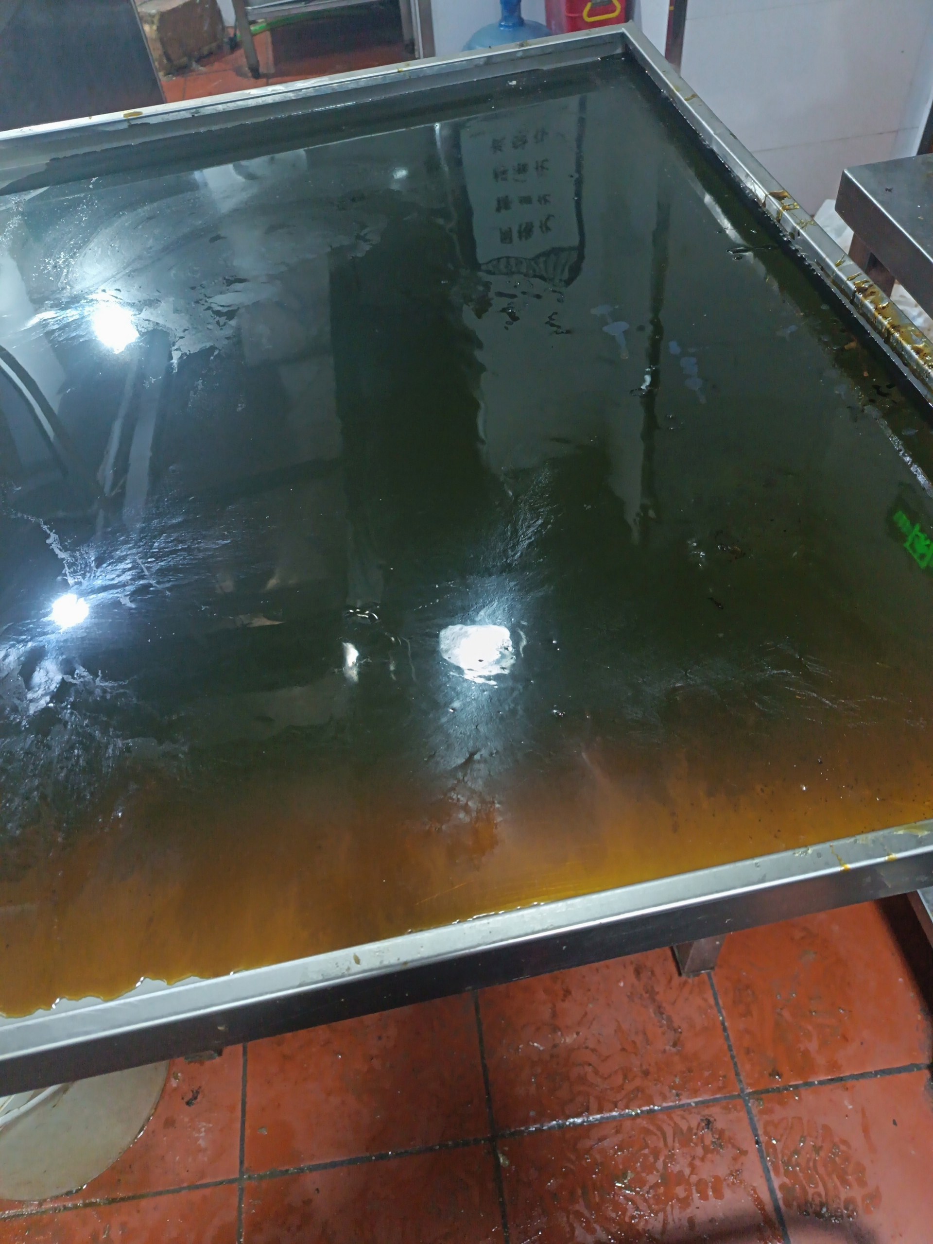 河南大型油烟机清洗，选用优质清洁剂，确保食品安全。 - 清洗前 - 郑州天得一国家一级资质团队作业实拍