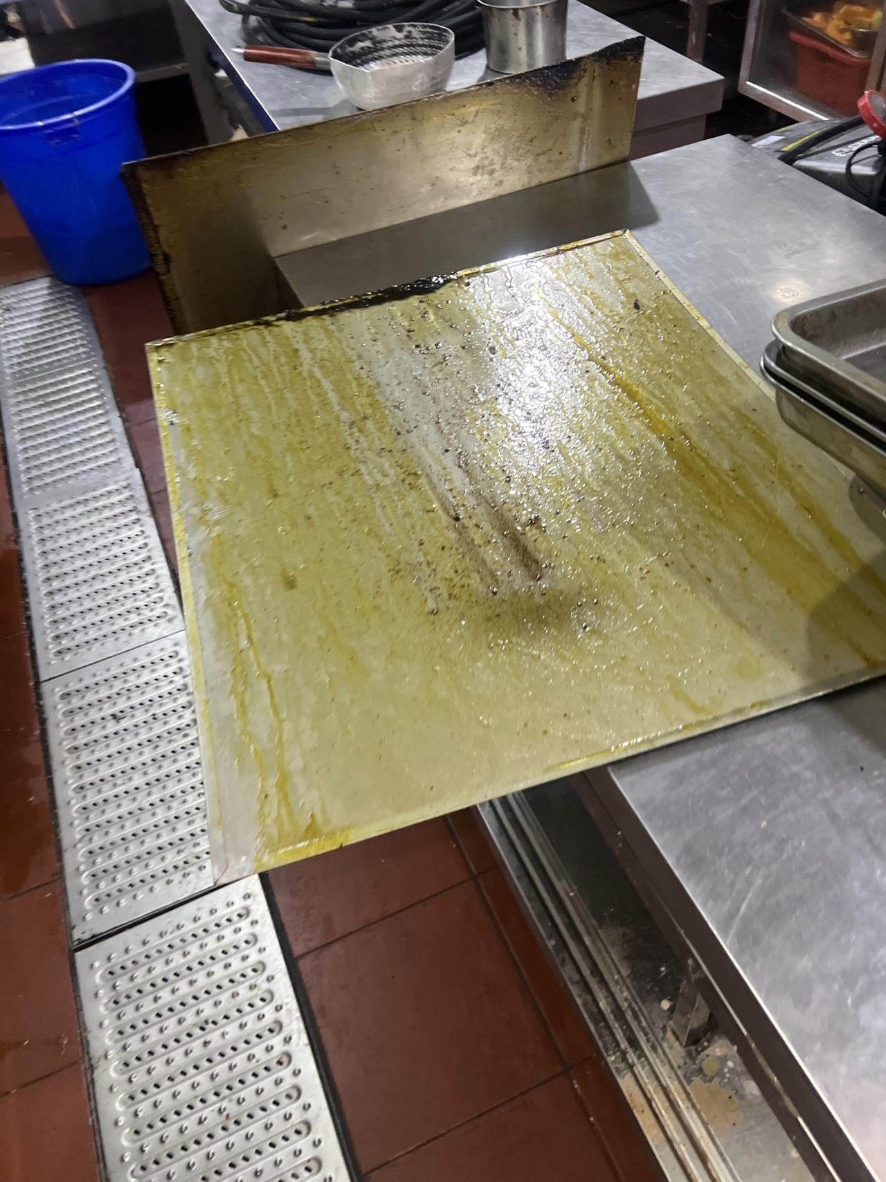  环保高效大型油烟机清洗，采用先进技术，提高清洁效率。 - 清洗前 - 郑州天得一国家一级资质团队作业实拍