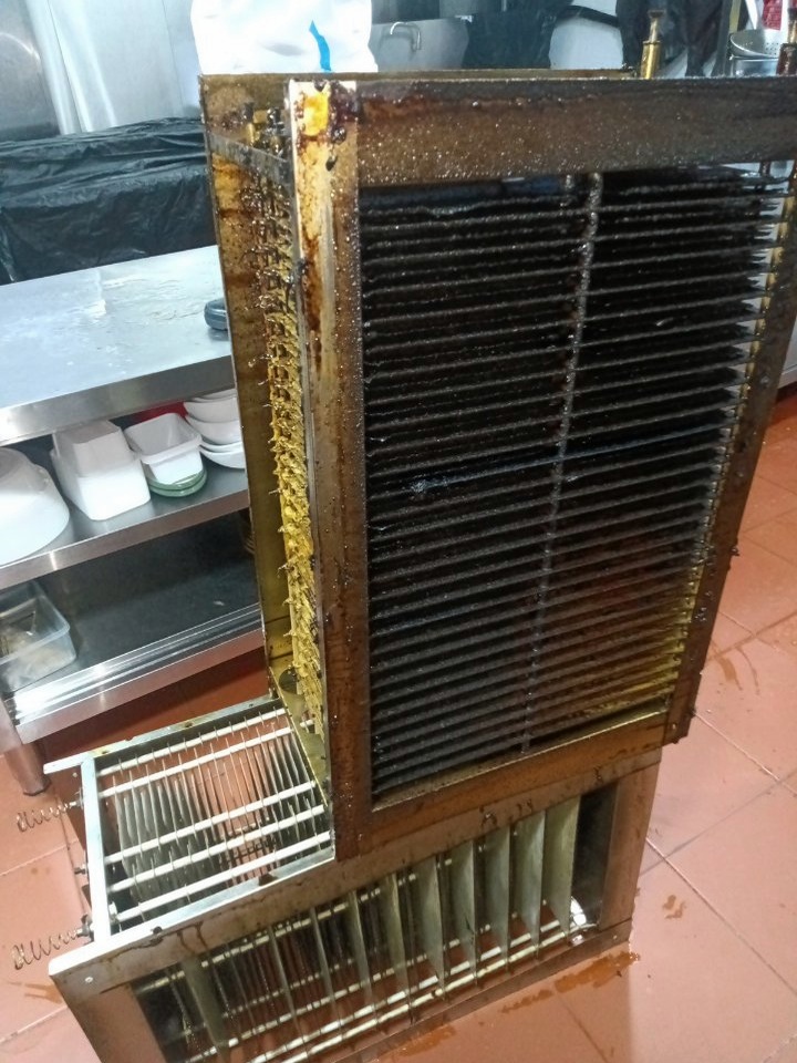 大型油烟机清洗，用心服务，赢得客户信赖与好评。 - 清洗前 - 郑州天得一国家一级资质团队作业实拍