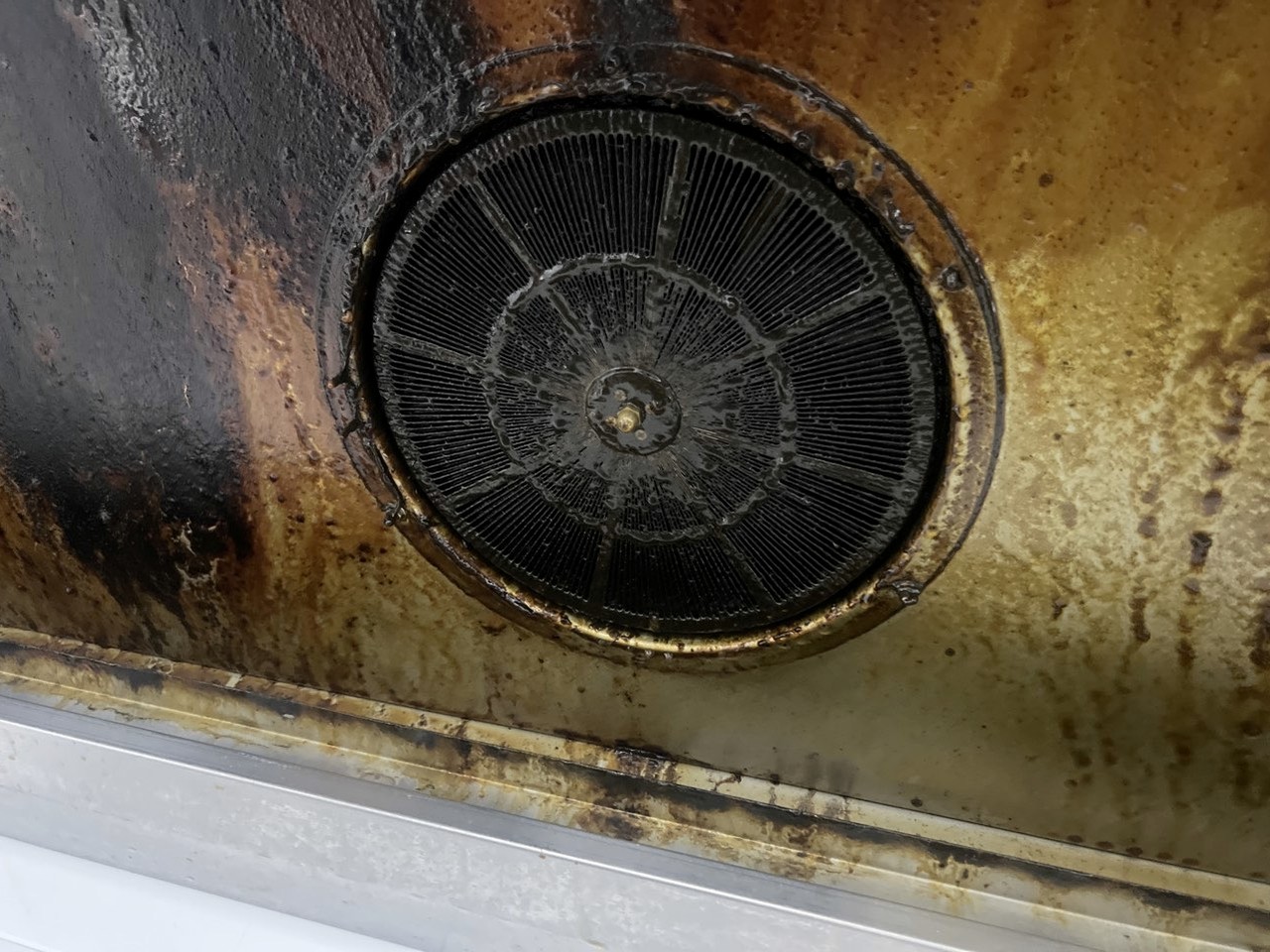 深度清洁大型油烟机设备，确保长期稳定运行。 - 清洗前 - 郑州天得一国家一级资质团队作业实拍