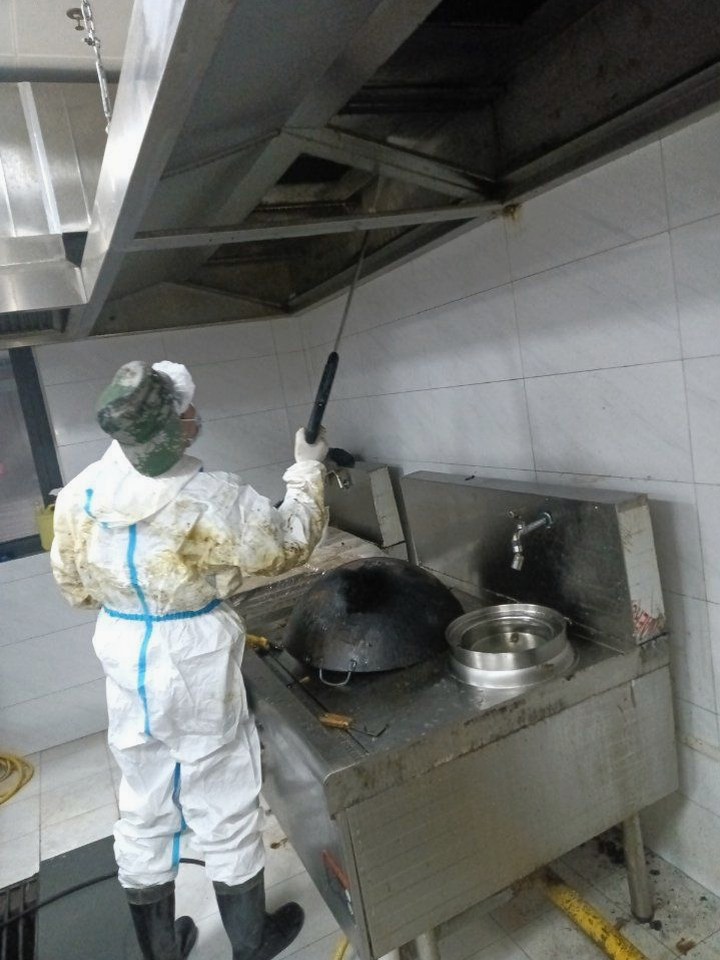  大型油烟机清洗，细致入微，确保每一个角落都干净。 - 清洗前 - 郑州天得一国家一级资质团队作业实拍