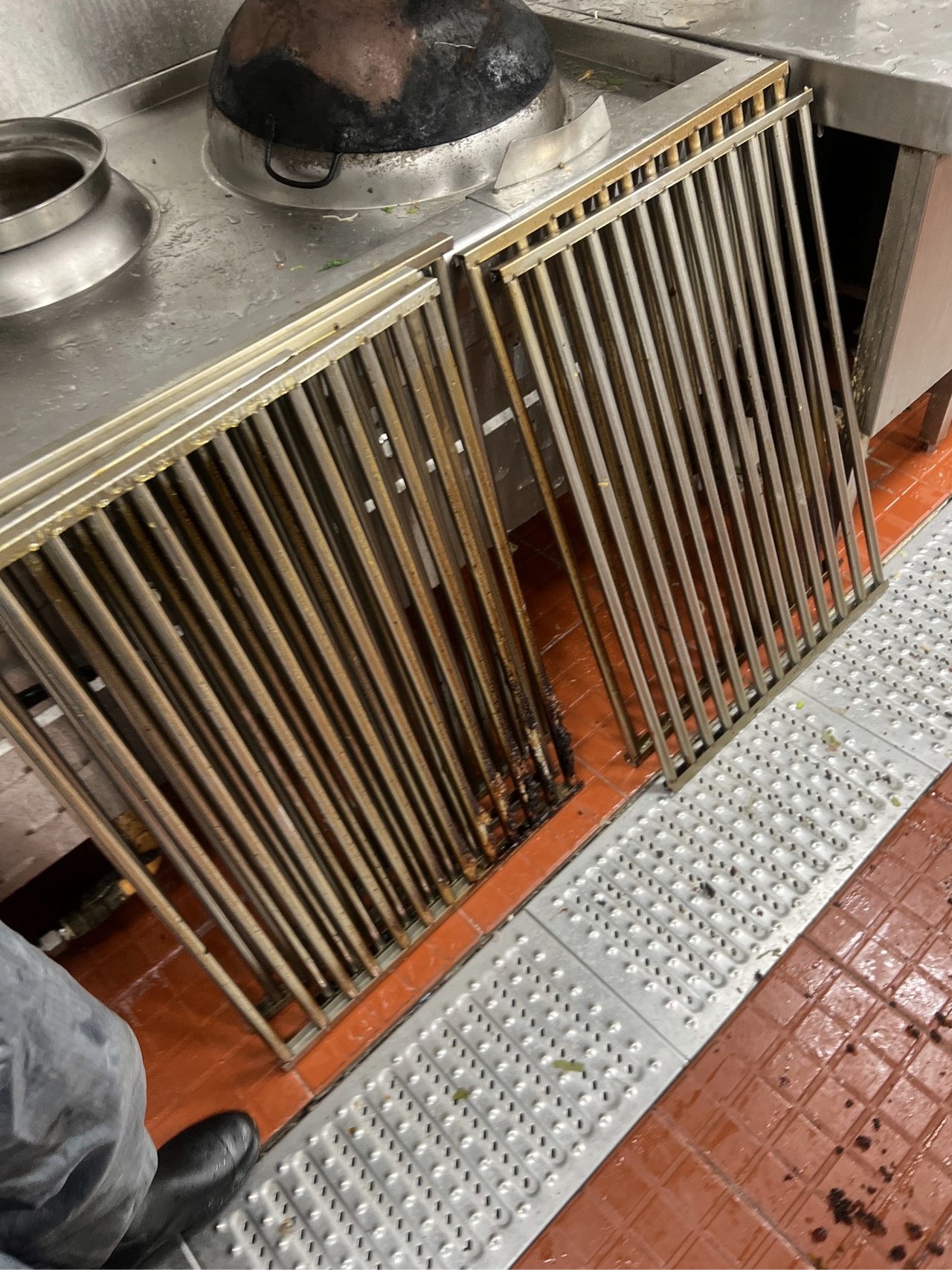 专业大型油烟机清洗服务，满足各类商用厨房需求。 - 清洗前 - 郑州天得一国家一级资质团队作业实拍