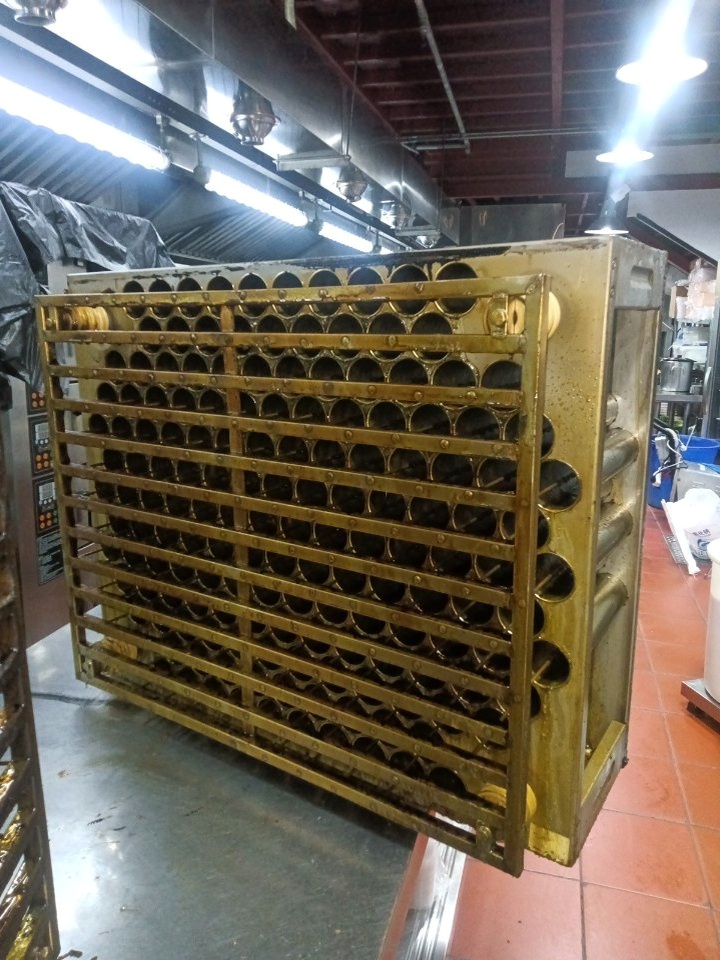 大型油烟机排烟系统清洗，确保通风顺畅，减少火灾隐患。 - 清洗前 - 郑州天得一国家一级资质团队作业实拍