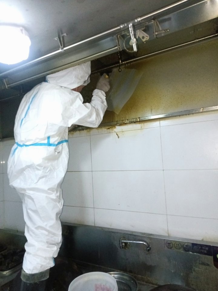 大型油烟机设备清洗，快速响应，为您的企业节省时间和成本。 - 清洗前 - 郑州天得一国家一级资质团队作业实拍