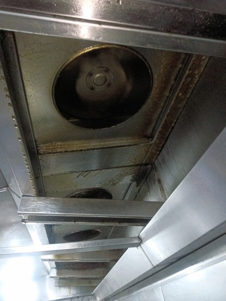 油烟机清洗特惠季，厨房洁净明亮，烹饪时光更清新雅致宁静 - 清洗前 - 郑州天得一国家一级资质团队作业实拍