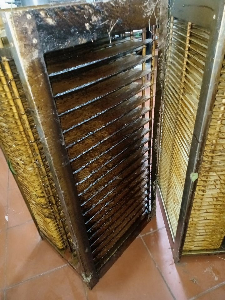 专业油烟机洗护，厨房油烟去无踪，清新烹饪时光更雅致 - 清洗前 - 郑州天得一国家一级资质团队作业实拍