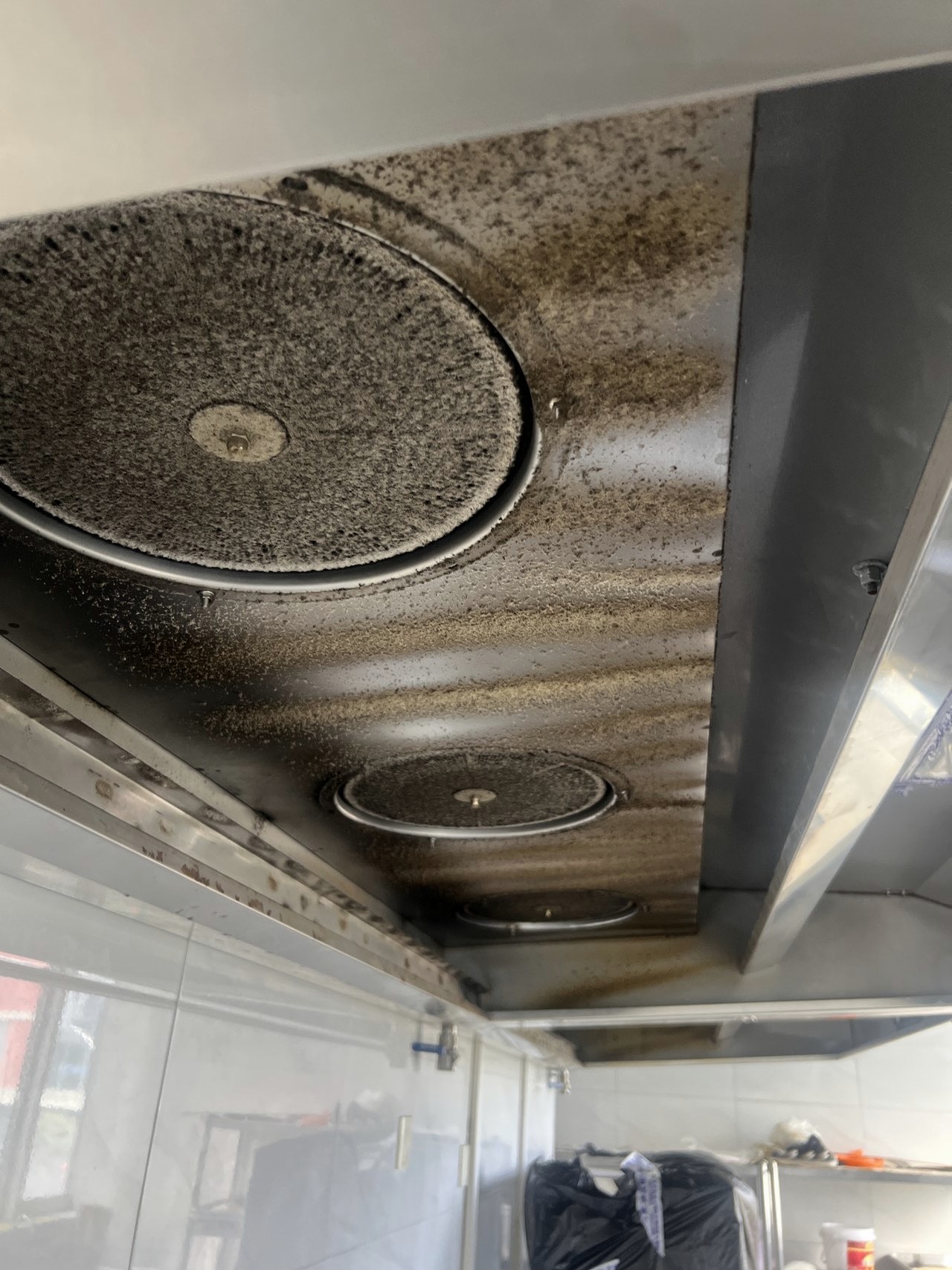 深度清洁油烟机特惠，厨房环境更整洁有序，烹饪时光更清新自然 - 清洗前 - 郑州天得一国家一级资质团队作业实拍