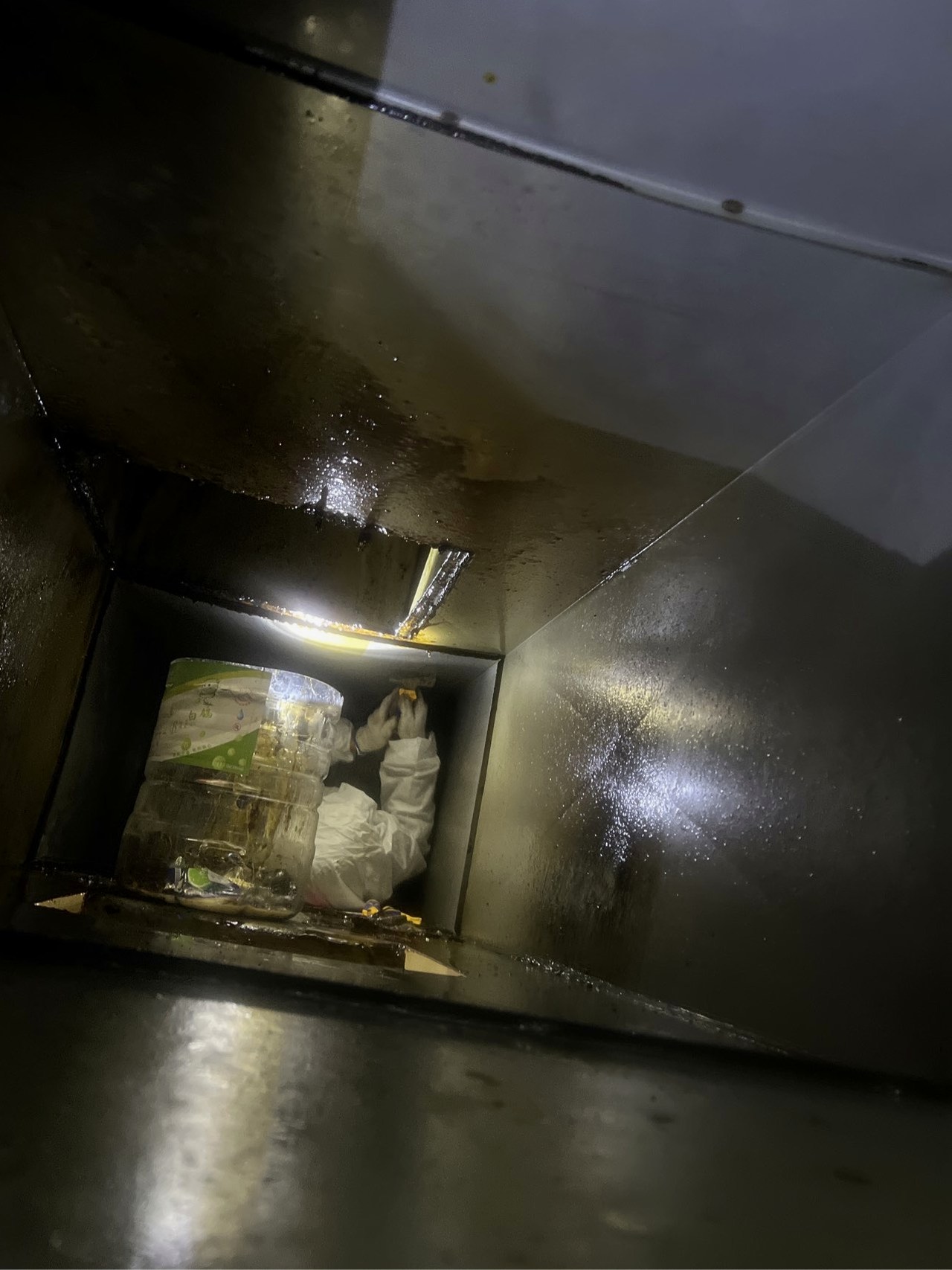 油烟机专业洗护，厨房油烟烦恼一扫而空，烹饪时光更自由无拘 - 清洗前 - 郑州天得一国家一级资质团队作业实拍