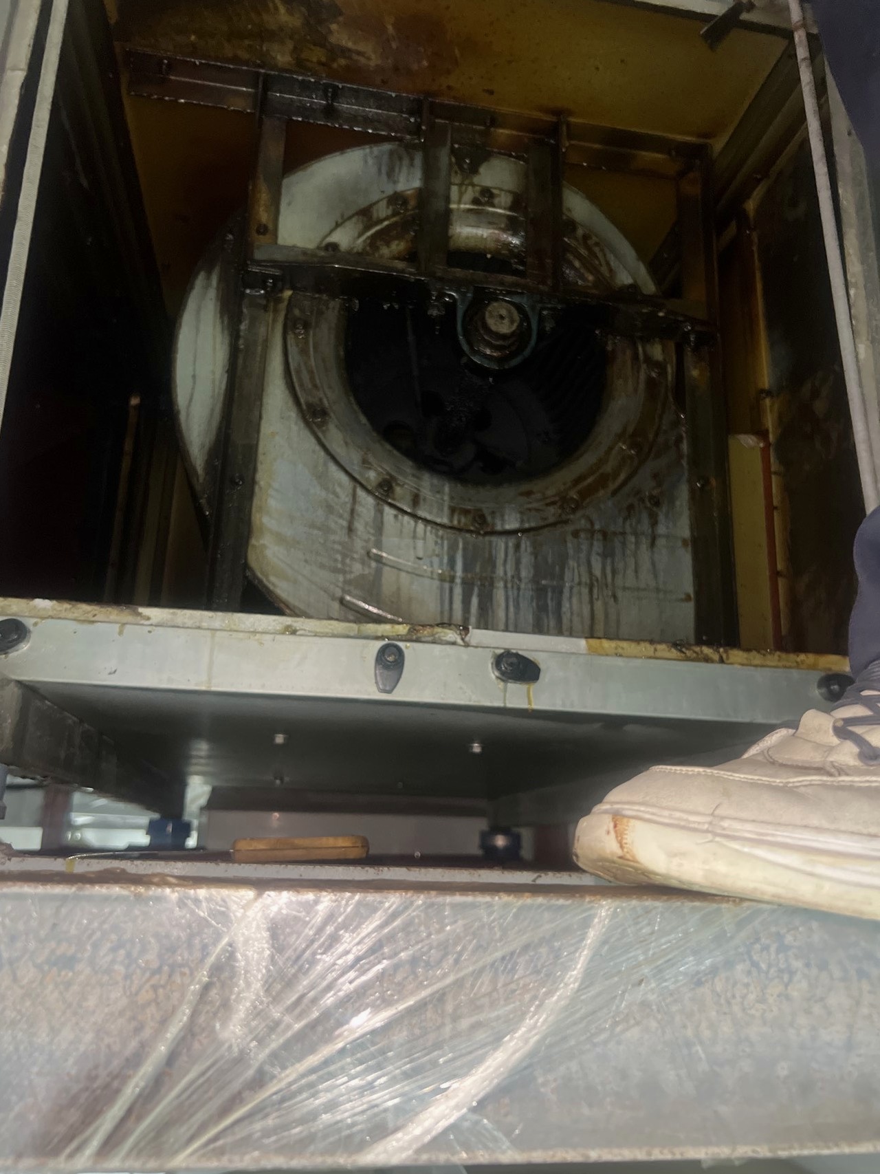 深度洗护油烟机特惠，厨房空间更明亮宽敞，烹饪时光更明亮 - 清洗前 - 郑州天得一国家一级资质团队作业实拍