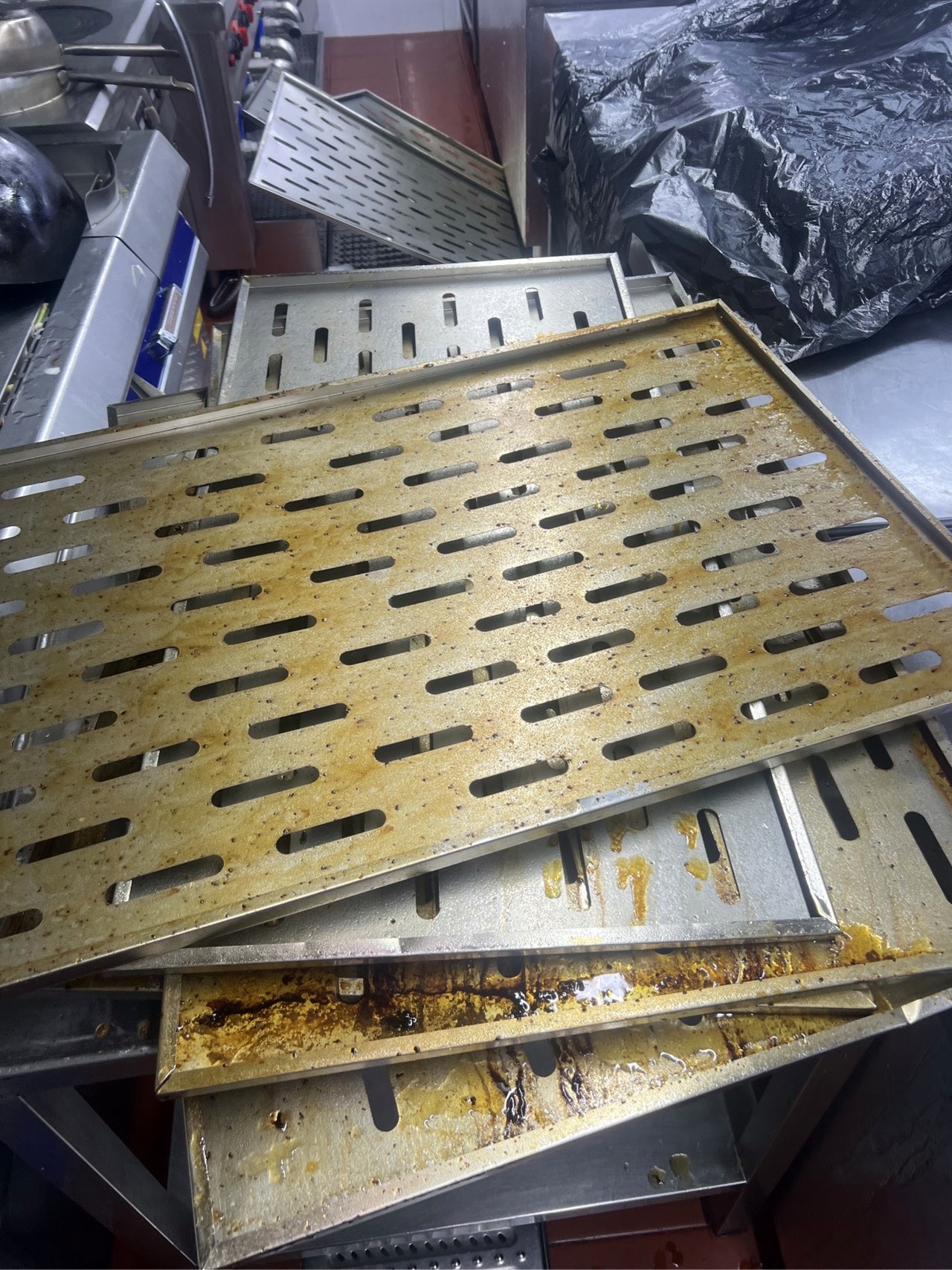 深度清洁油烟机特惠，厨房环境更整洁，烹饪时光更宁静美好 - 清洗前 - 郑州天得一国家一级资质团队作业实拍