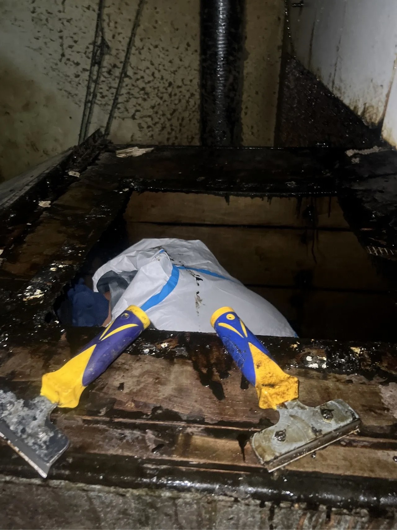 油烟机专业洗护，厨房油烟烦恼去无踪，清新烹饪时光更自由畅快 - 清洗前 - 郑州天得一国家一级资质团队作业实拍