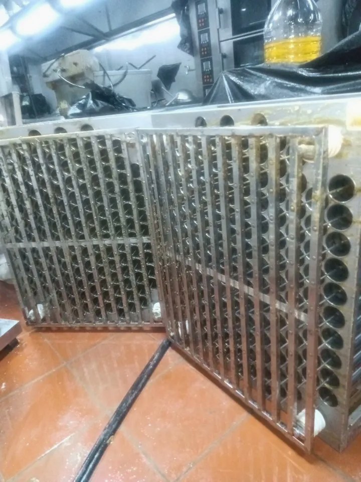 深度清洁油烟机特惠，厨房环境更整洁有序，烹饪时光更清新 - 清洗前 - 郑州天得一国家一级资质团队作业实拍