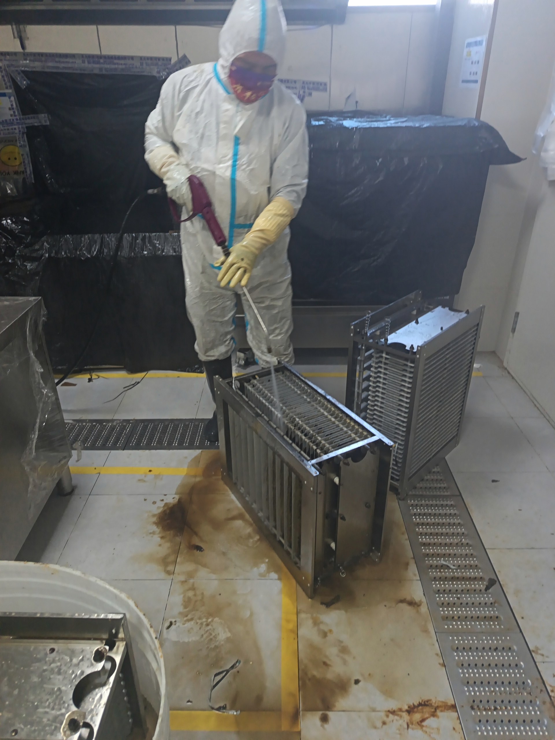 许昌大学食堂静电油烟净化器清洗怎么收费 - 清洗前 - 郑州天得一国家一级资质团队作业实拍