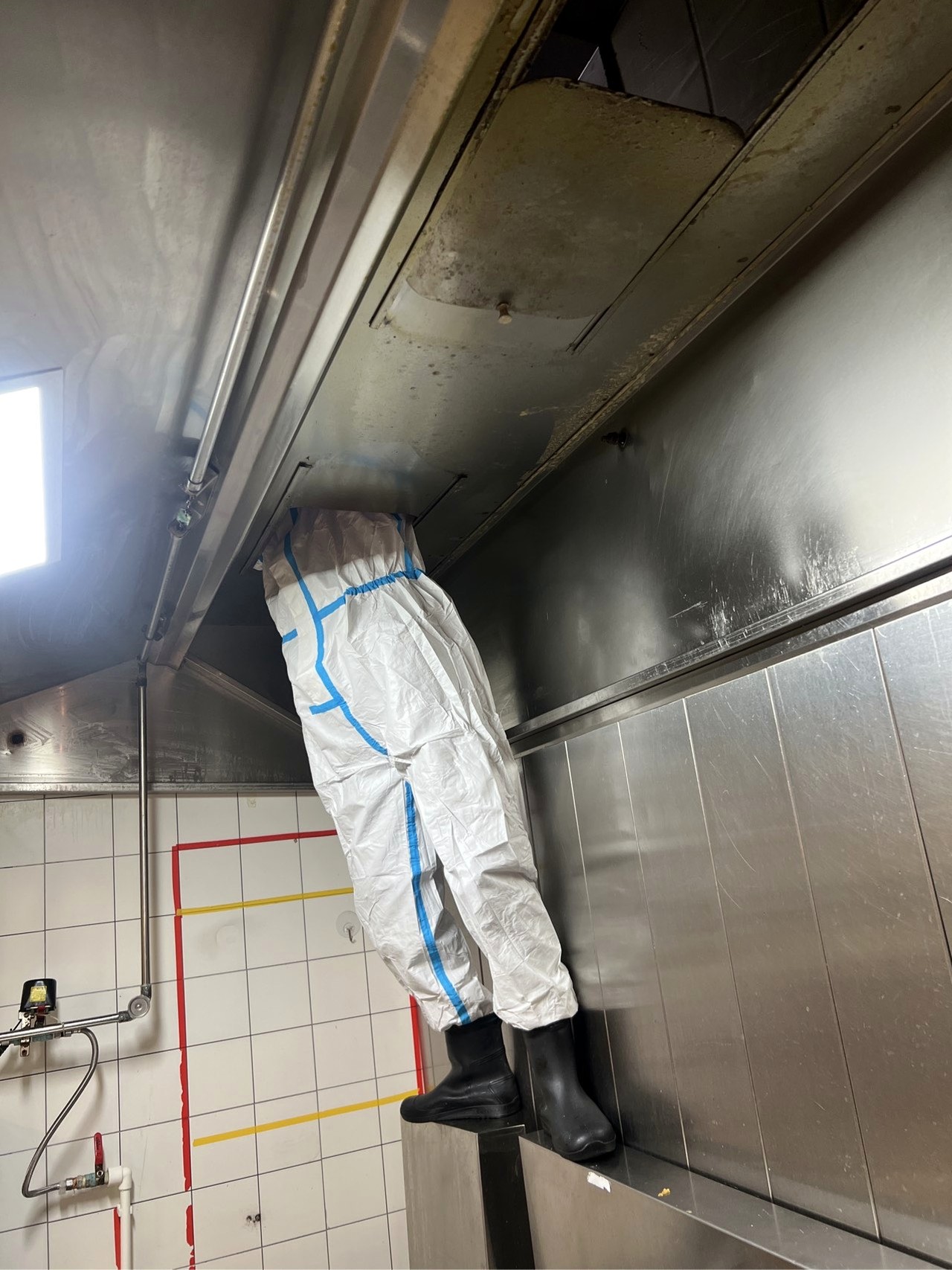商丘幼儿园食堂静电油烟净化器清洗收费标准 - 清洗前 - 郑州天得一国家一级资质团队作业实拍