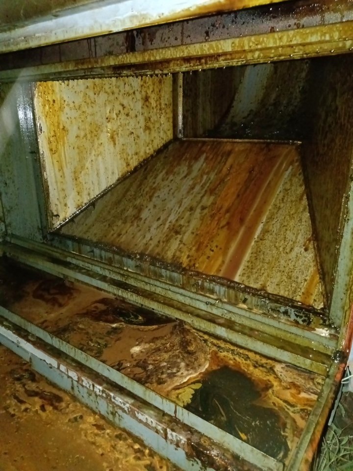 洛阳配餐中心集烟罩清洗电话 - 清洗前 - 郑州天得一国家一级资质团队作业实拍