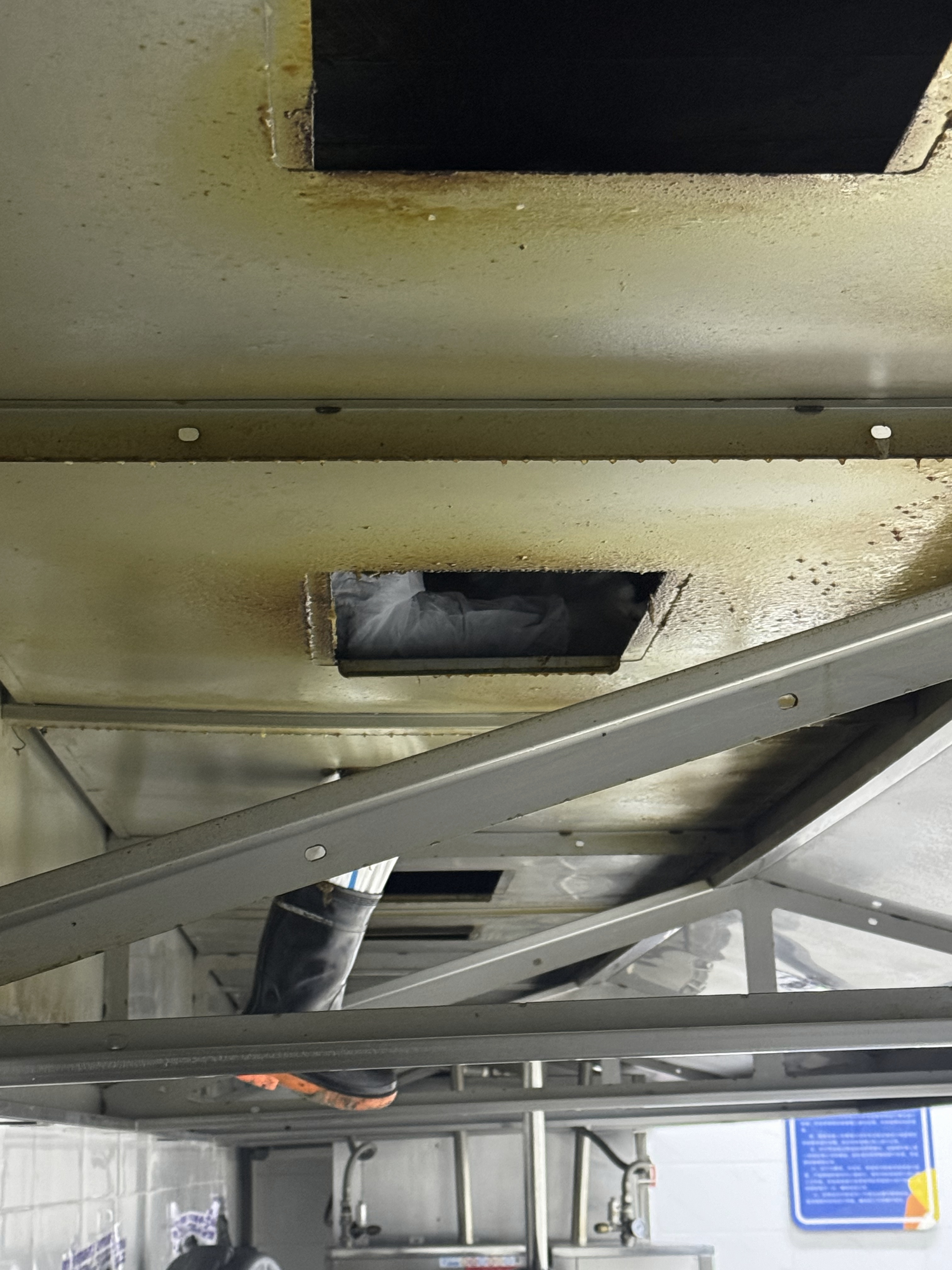 郑州部队食堂排烟管道清洗清洗流程 - 清洗前 - 郑州天得一国家一级资质团队作业实拍