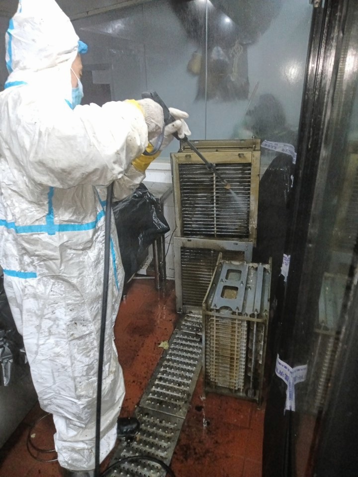 开封饭店大型油烟机清洗哪家好 - 清洗前 - 郑州天得一国家一级资质团队作业实拍