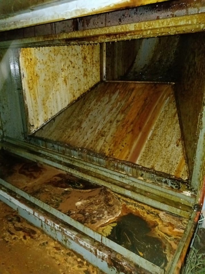 郑州火锅店排烟管道清洗清洗流程 - 清洗前 - 郑州天得一国家一级资质团队作业实拍