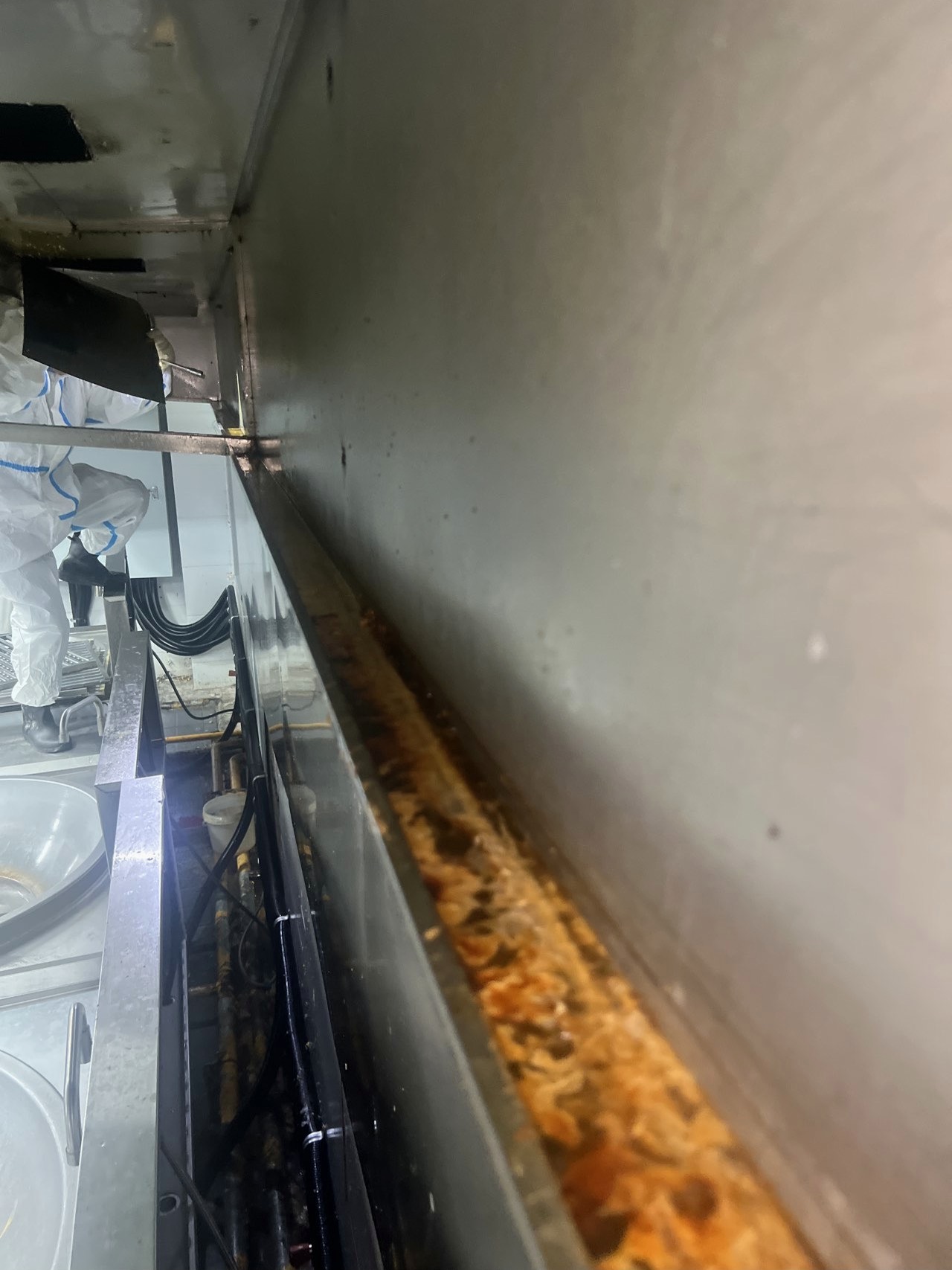 商丘大学食堂油烟净化设备清洗公司推荐 - 清洗前 - 郑州天得一国家一级资质团队作业实拍