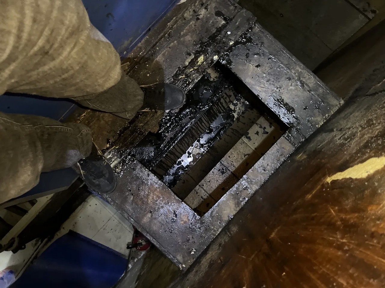 专业解读：学校食堂集烟罩清洗排烟不畅解决 - 清洗前 - 郑州天得一国家一级资质团队作业实拍