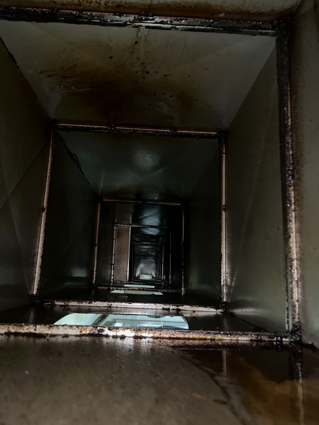 许昌快餐店排烟管道清洗怎么收费 - 清洗前 - 郑州天得一国家一级资质团队作业实拍