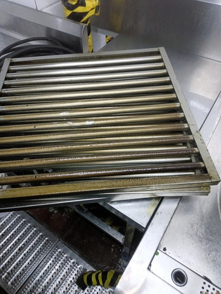 商丘连锁餐饮运水烟罩清洗电话 - 清洗前 - 郑州天得一国家一级资质团队作业实拍