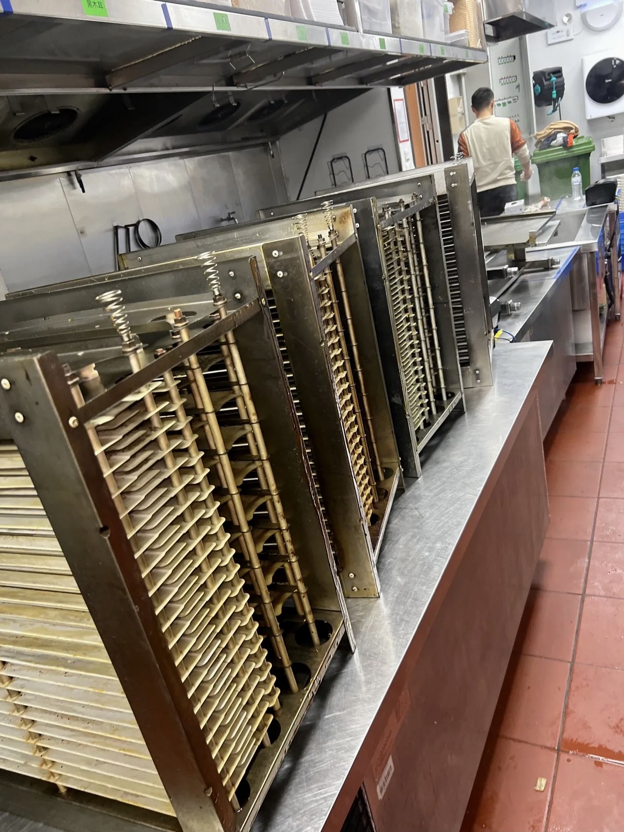 焦作火锅店运水烟罩清洗多少钱 - 清洗前 - 郑州天得一国家一级资质团队作业实拍