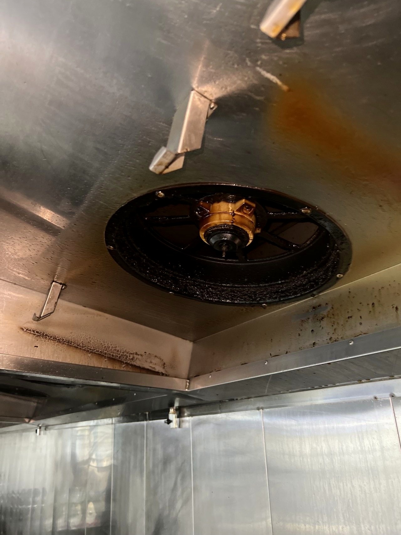 商用排烟管道清洗操作规范详解 - 清洗前 - 郑州天得一国家一级资质团队作业实拍