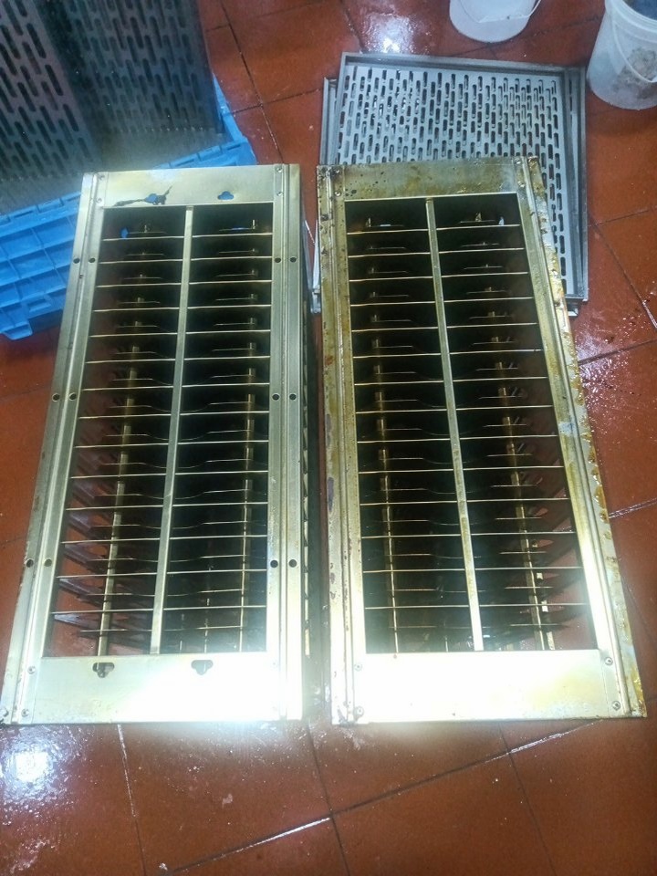 专业解读：烧烤店静电油烟净化器清洗火灾预防 - 清洗前 - 郑州天得一国家一级资质团队作业实拍