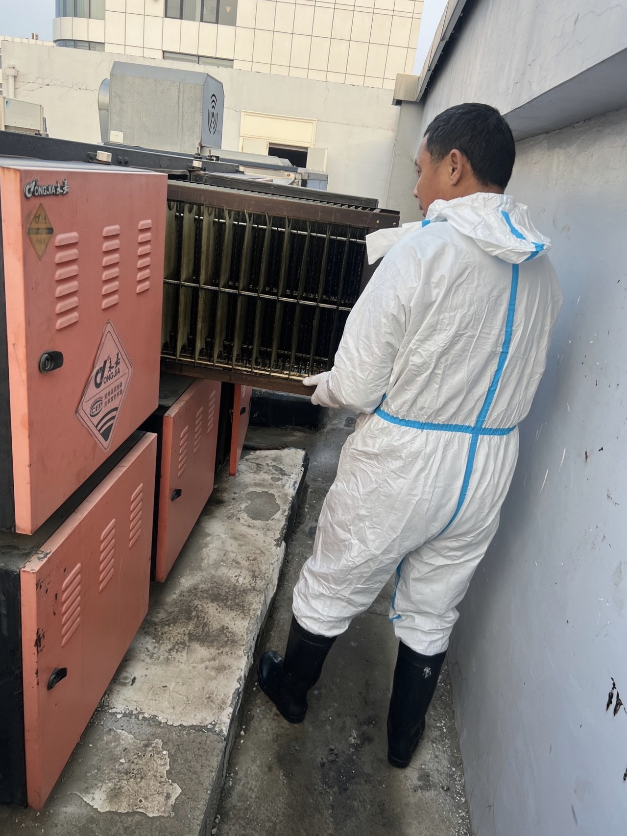 专业解读：烧烤店运水烟罩清洗的重要性 - 清洗前 - 郑州天得一国家一级资质团队作业实拍