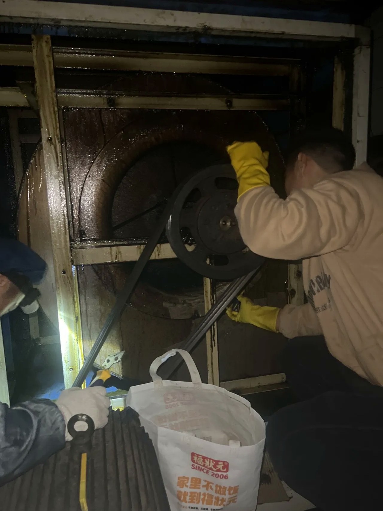 商用静电油烟净化器清洗解决方案详解 - 清洗前 - 郑州天得一国家一级资质团队作业实拍