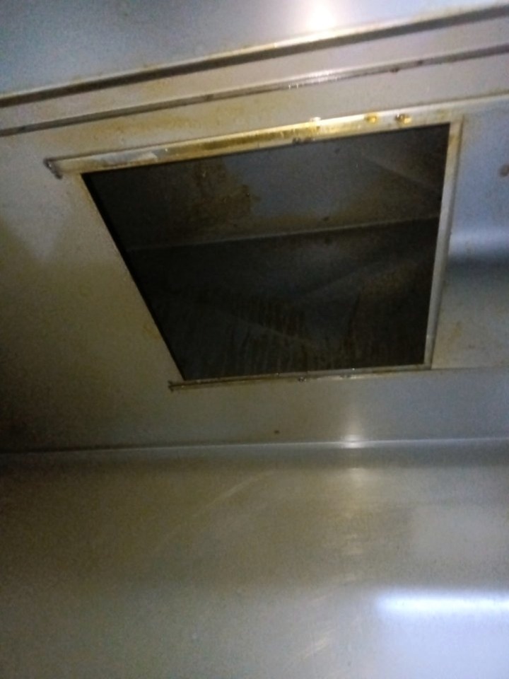 洛阳快餐店大型油烟机清洗电话 - 清洗前 - 郑州天得一国家一级资质团队作业实拍