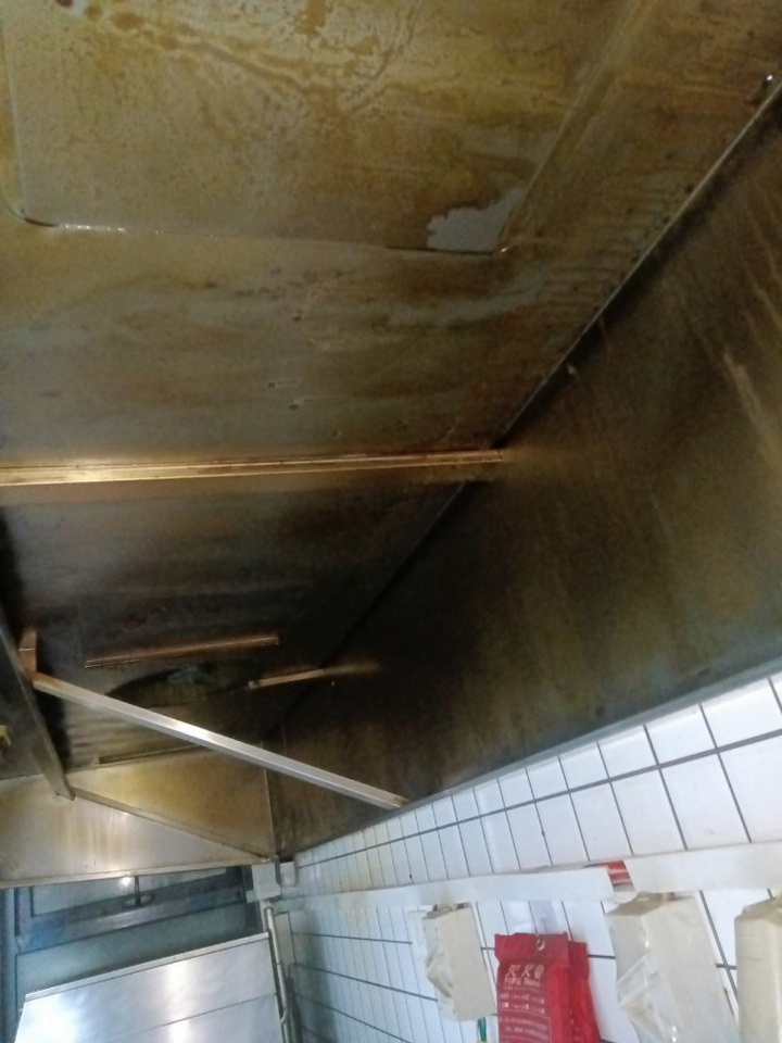 安阳医院食堂商用油烟机清洗清洗方案 - 清洗前 - 郑州天得一国家一级资质团队作业实拍